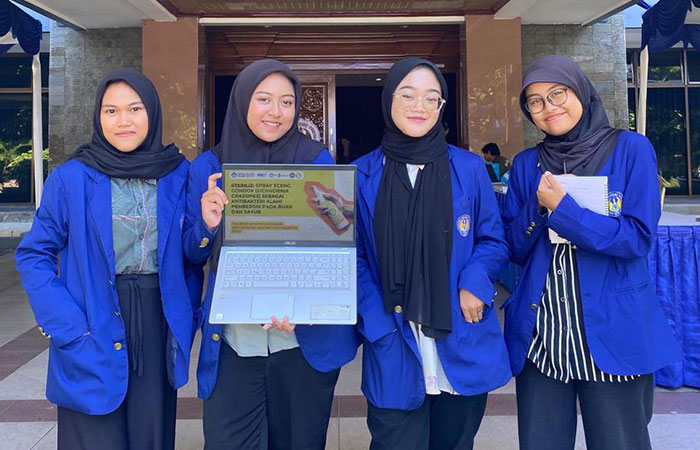 Foto tim mahasiswa UNY dengan produk inovasi spray anti bakteri yang diproduksi menggunakan bahan baku eceng gondok
