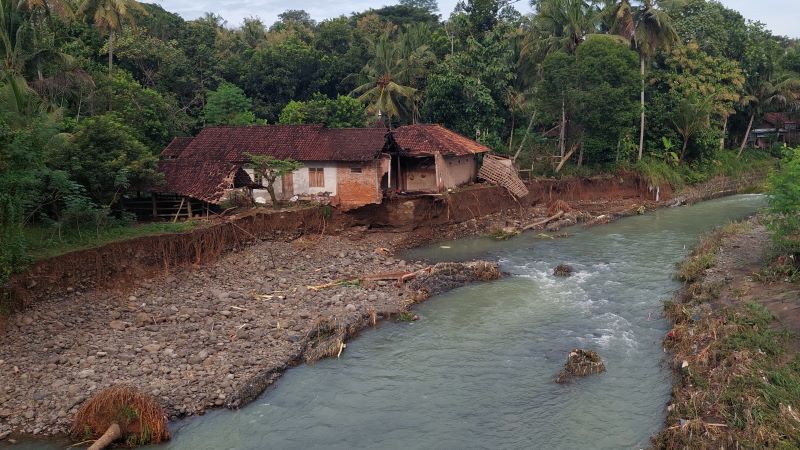 TERANCAM: Rumah Poniman berada di atas Sungai Sepuri.&nbsp;ANOM