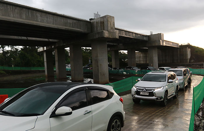 PADAT: Suasana lalu lintas di Entry Tol Tamanmartani pada H+3 Lebaran kemarin difungsikan untuk arus balik kendaraan