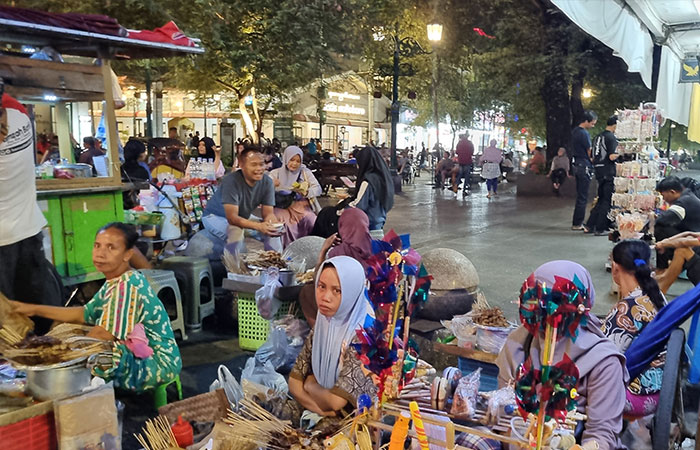 wisatawan di kawasan Malioboro dan nol kilometer, serta foto penumpang di stasiun tugu Jogja