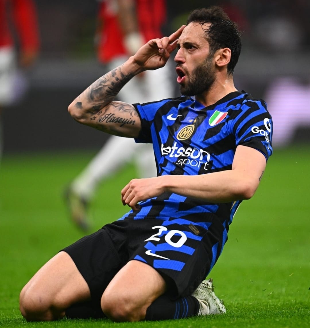 Selebrasi Hakan Calhanoglu setelah mencetak gol penyeimbang bagi Inter atas AC Milan di babak semifinal Coppa Italia