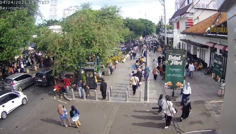 PADAT: Suasana Malioboro, Jogja libur Lebaran ramai dipadati pengunjung. Tampak padat lalu lintas di depan Pasar Beringharjo, Jumat (4/4/2025).