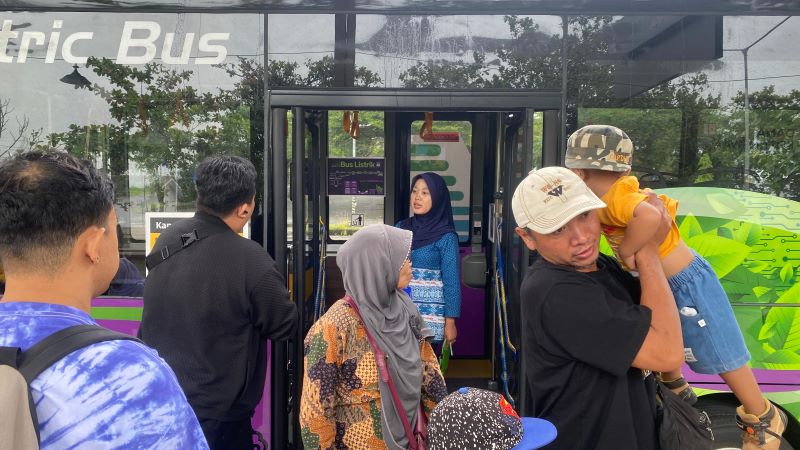 Bus Listrik sedang beroperasi di halte Bandara Adisutjipto.&nbsp;