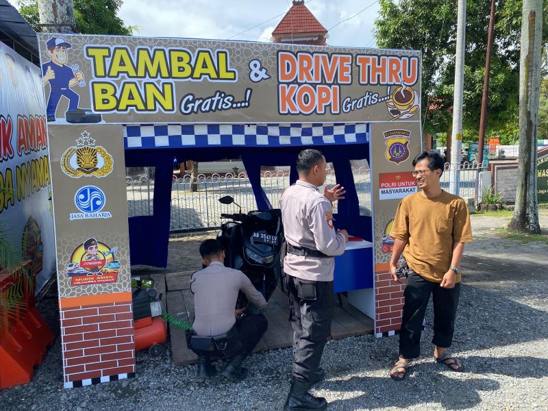 SUASANA: Personel kepolisian memeriksa kondisi kendaraan milik pengguna jalan.&nbsp;  &nbsp;