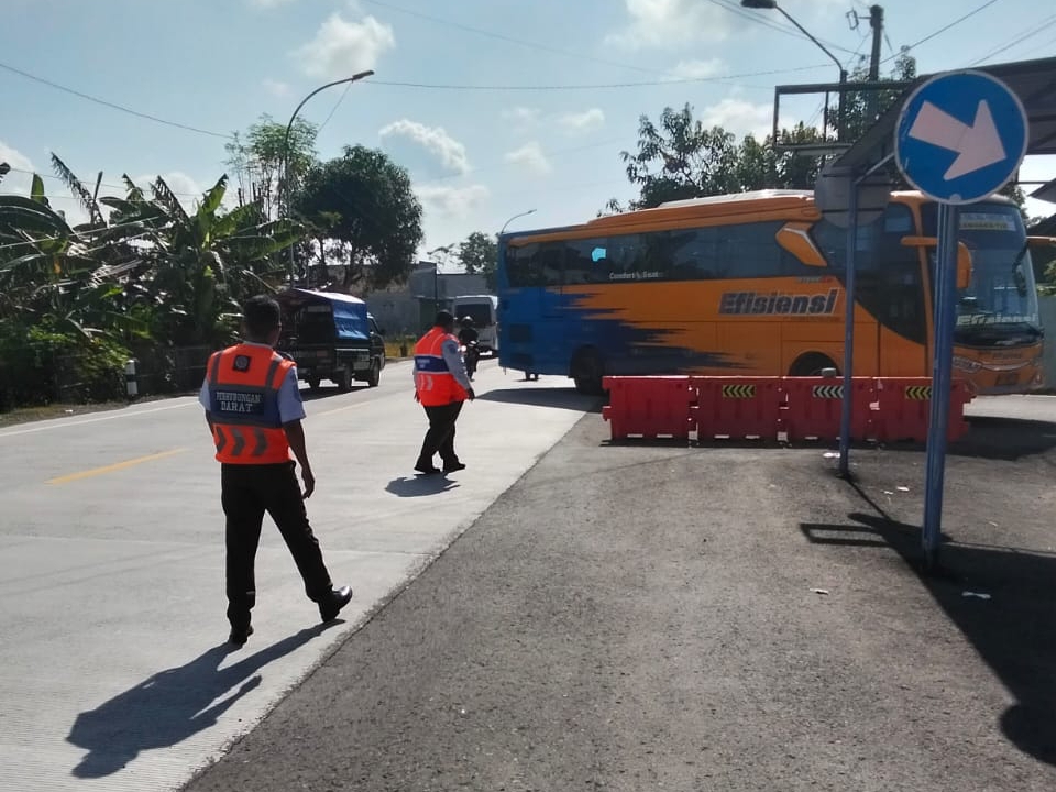 BUS MASUK TERMINAL : Petugas di Posko Terpadu Terminal Tipe A Kebumen mengatur armada angkutan lebaran 2025 yang sedang melintas.