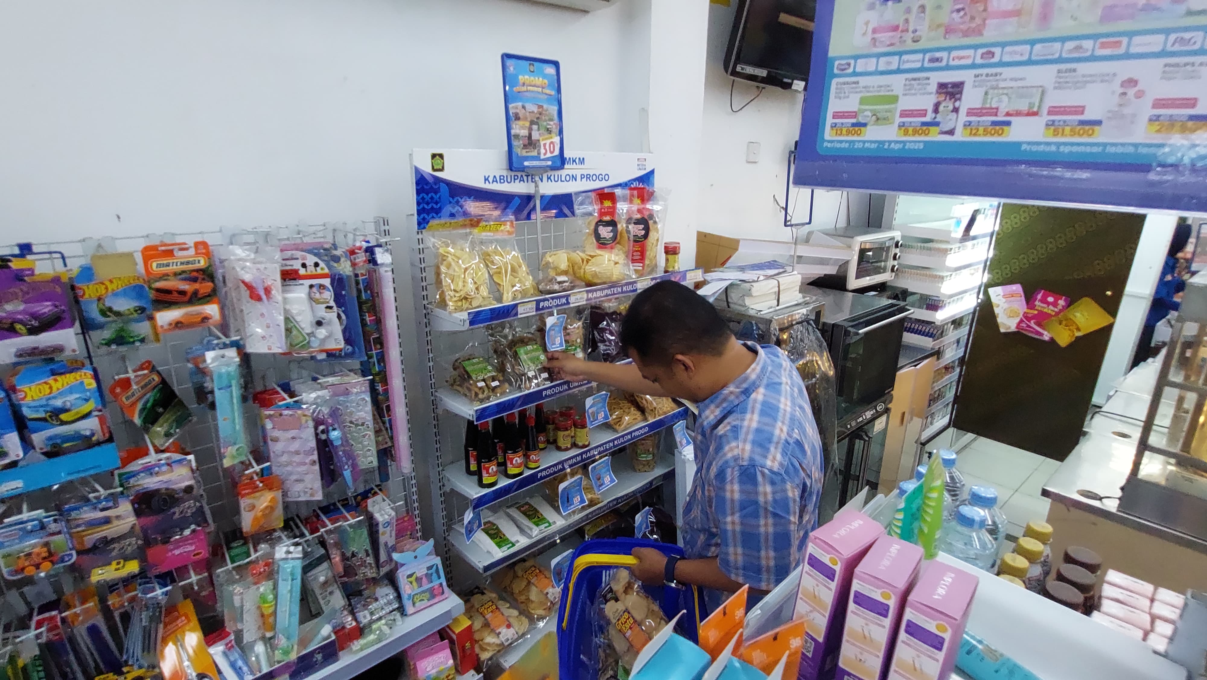 MEMERIKSA: Ambar Purwoko melihat rak produk UMKM yang dipajang di salah satu Tomira.