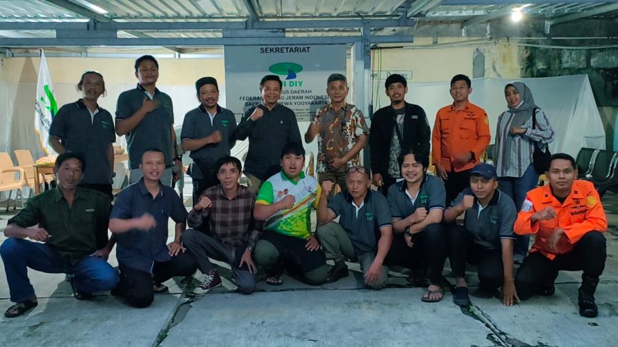 Keterangan, Jajaran pengurus Pengda FAJI DIY saat berfoto bersama