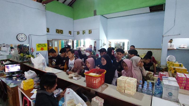 ANTRI: Pembeli oleh-oleh khas Kulon Progo memadati area toko.&nbsp;