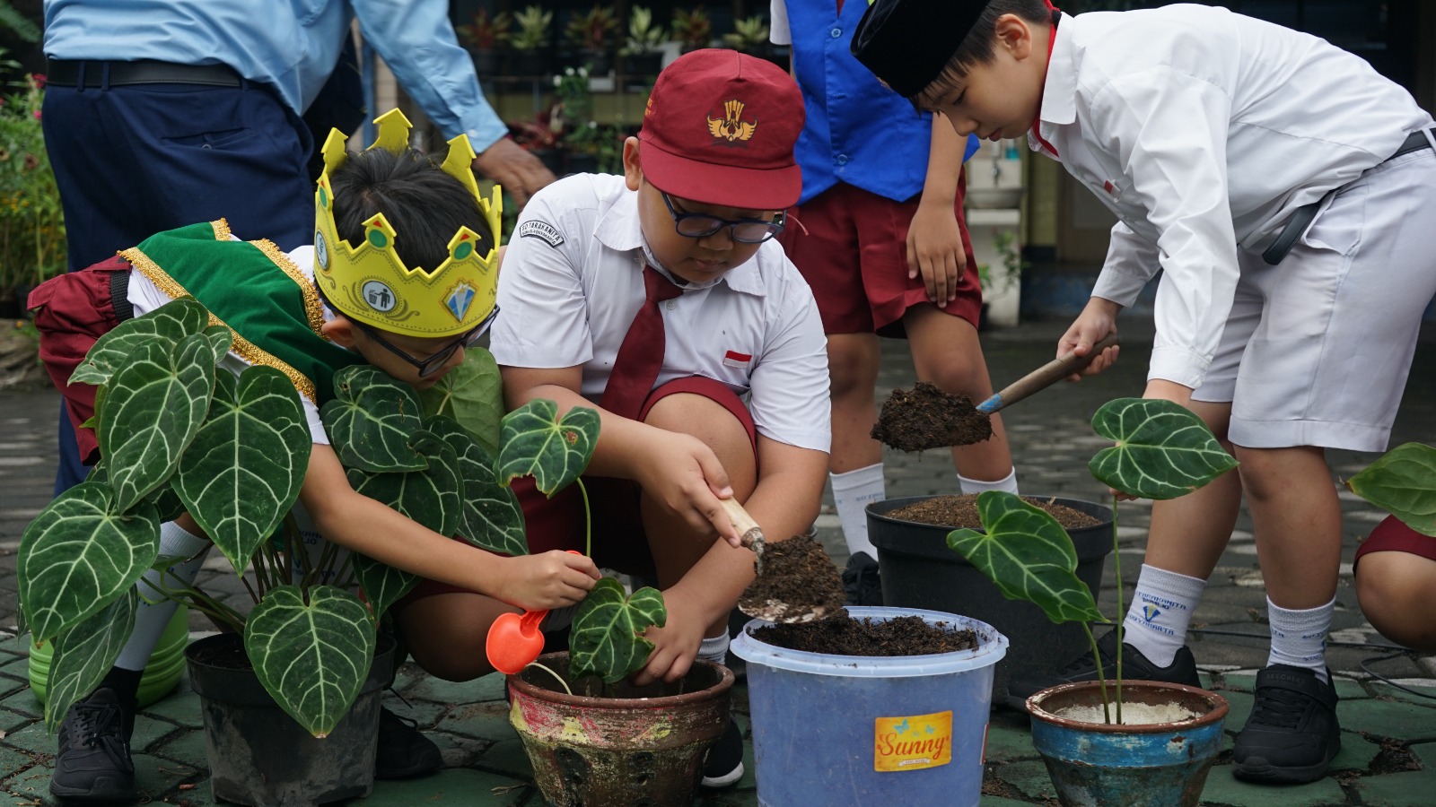 Kegiatan penanaman pohon di SD Tarakanita Bumijo