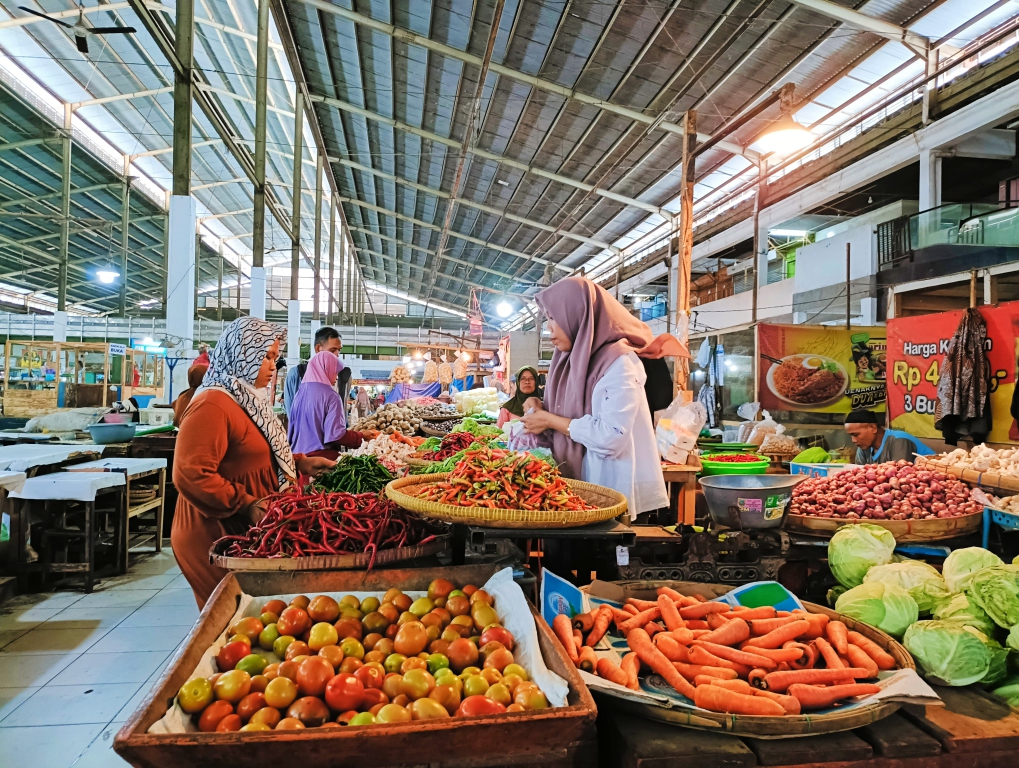 HARGA TURUN : Pedagang di los lantai satu Pasar Tumenggungan menjajakan berbagai kebutuhan bumbu dapur.