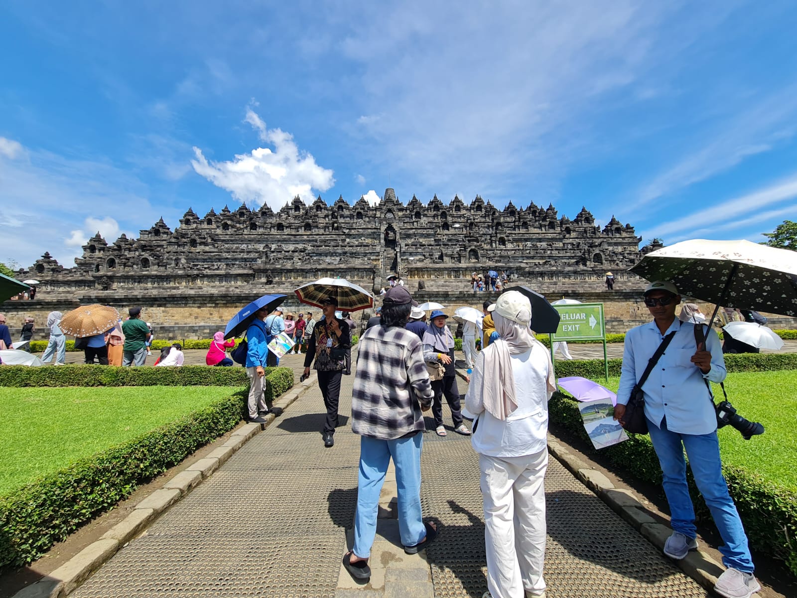 RAMAI: Wisatawan memadati kompleks Candi Borobudur, Jumat (4/4/2025).