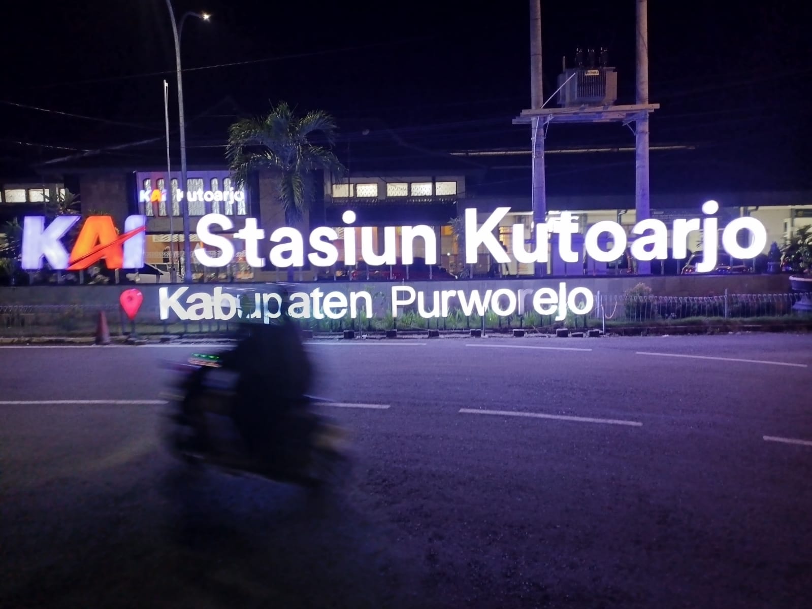 Foto : Pelang atau papan nama Stasiun Kutoarjo tampak dari depan pada malam hari.