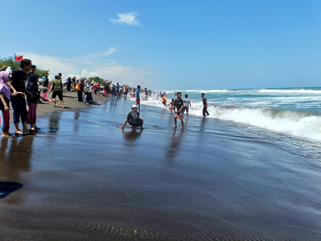 RAMAI : Pada hari keempat lebaran pengunjung atau wisatawan tampak memadati Pantai Mliwis di Desa Kenoyojayan, Kecamatan Ambal.