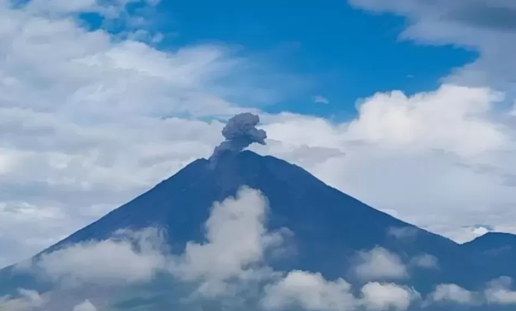 Ilustrasi Gunung Semeru erupsi.