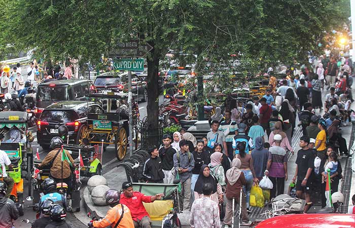 RAMAI: Wisatawan memadati kawasan Malioboro untuk menghabiskan masa libur Lebaran, Kota Jogja, kemarin (4/4).