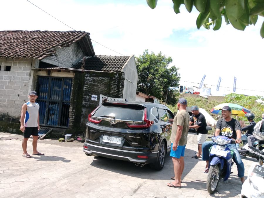 Posko petunjuk arah darurat yang didirikan warga