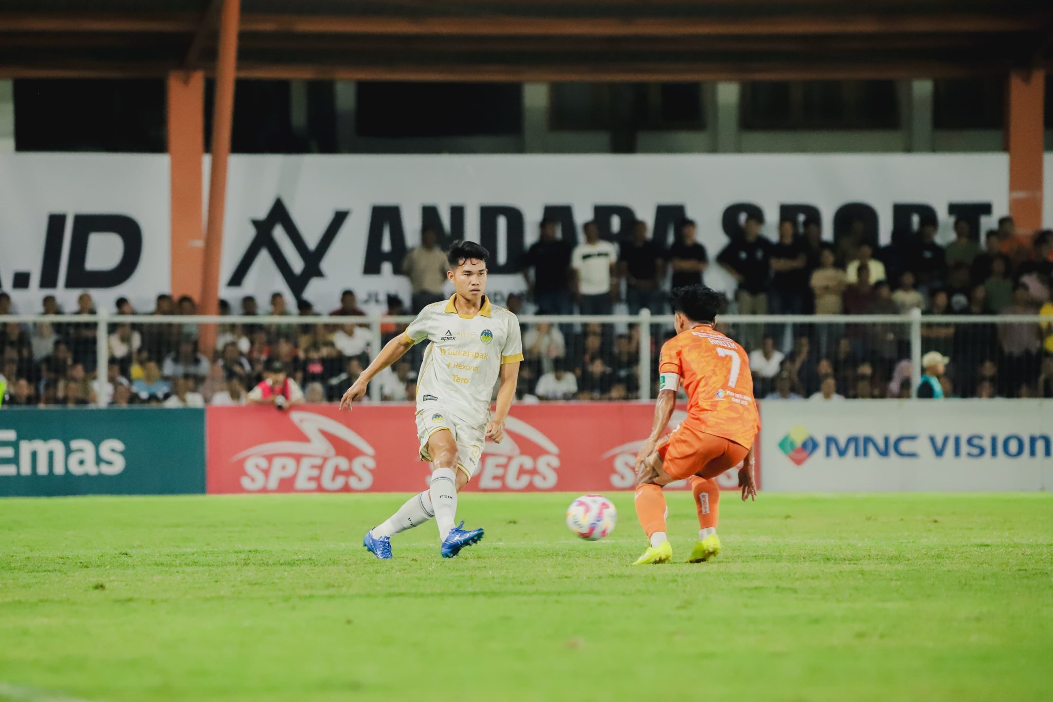 Pemain PSIM Jogja, Adittia Gigis coba lewati hadangan pemain lawan