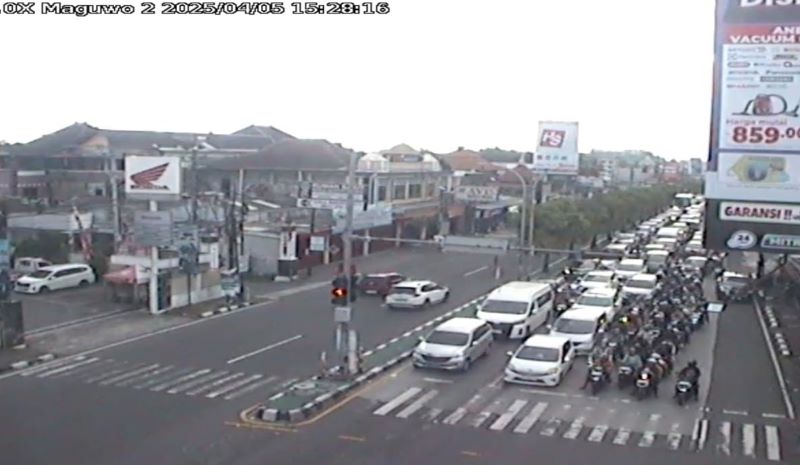 Suasana arus balik kendaraan H+5 Lebaran Idul Fitri di Pertigaan Ringroad Maguwoharjo dan Jl Jogja-Solo, Sabtu (5/4/2025).