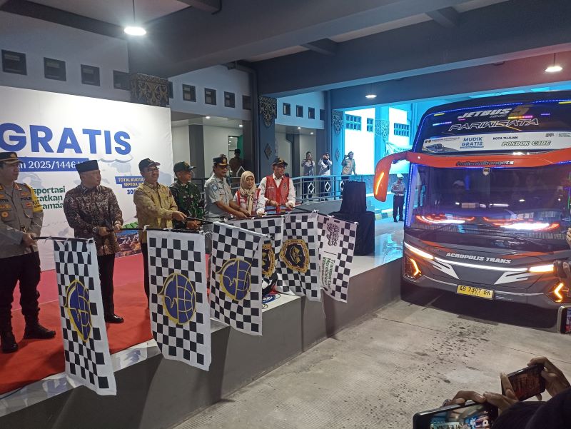 Menteri Perhubungan Dudy Purwagandhi bersama stakeholder terkait melepas bus angkutan mudik gratis di Terminal Giwangan, Kota Jogja, Sabtu (5/4/2025).