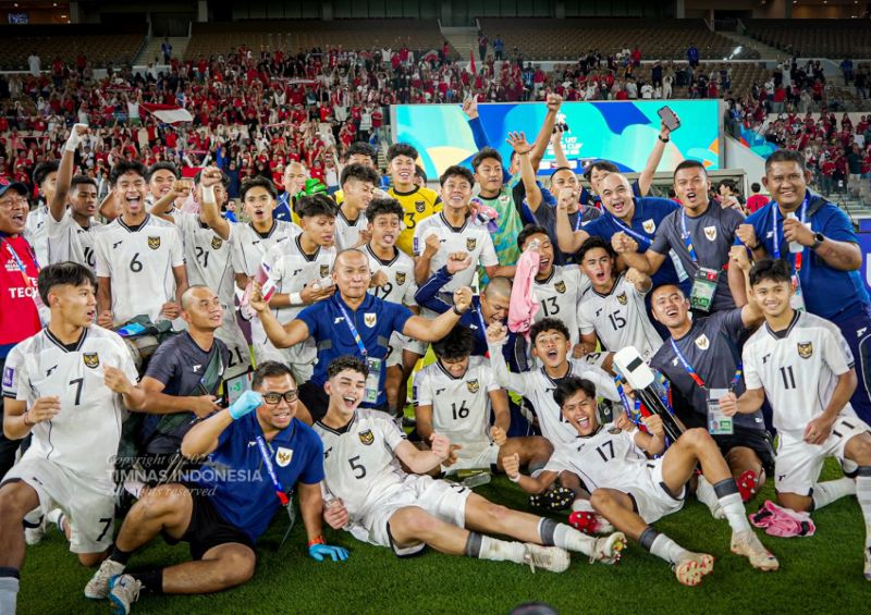 Para pemain dan staff kepelatihan Timnas Indonesia U17 rayakan kemenangan perdana di Piala Asia U17 2025 bungkam Korea Selatan 1-0