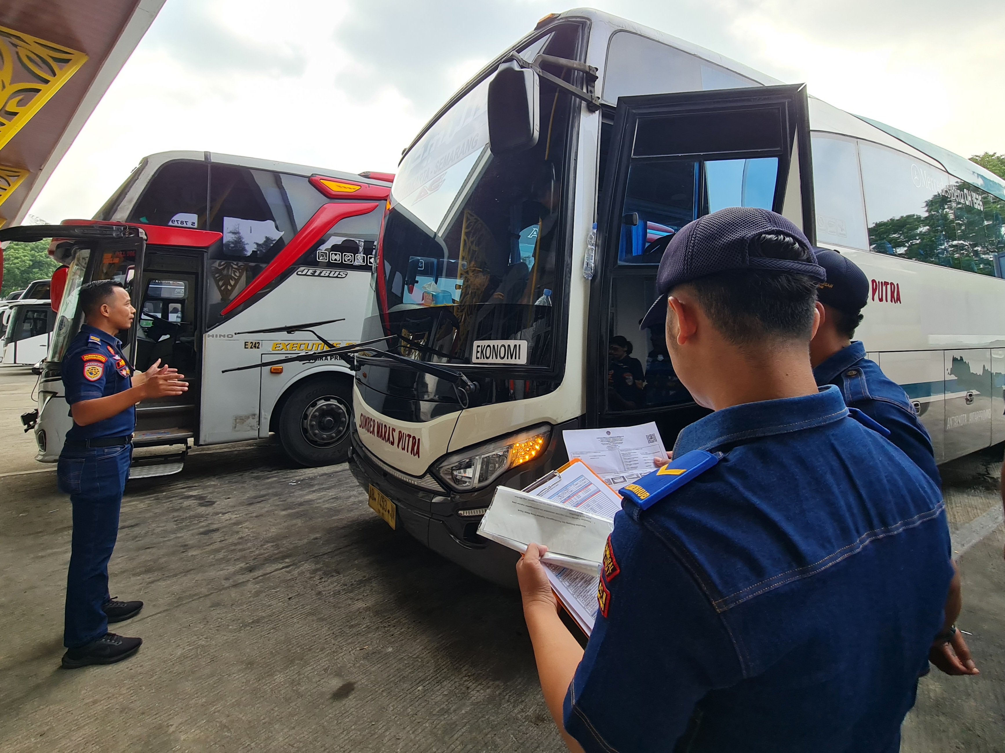 RAMAI:&nbsp;Terminal&nbsp;Tidar&nbsp;selalu dipadati oleh penumpang. Baik yang hendak naik maupun turun dari bus.
