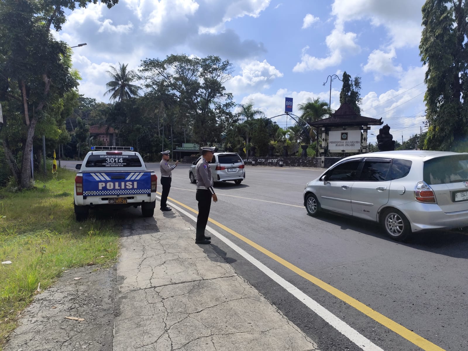LENGGANG: Personel kepolisian mengurai kepadatan arus di Simpang Tiga Toyan.