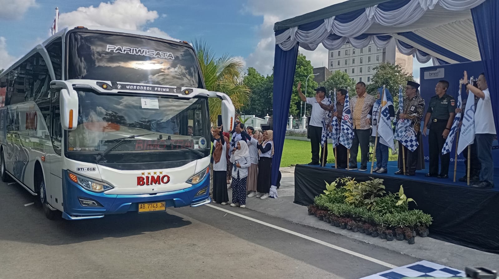 BERANGKAT: Para peserta program balik kerja BPKH 2025 saat dilepas kepulangannya ke perantauan di Jabodetabek pada Minggu (6/4/2025).