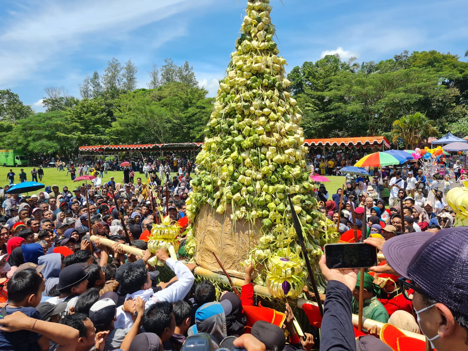SEMARAK: Warga berduyun-duyun datang ke Lapangan drh Soepardi untuk mengikuti gerebek kupat, Minggu (6/4/2025).