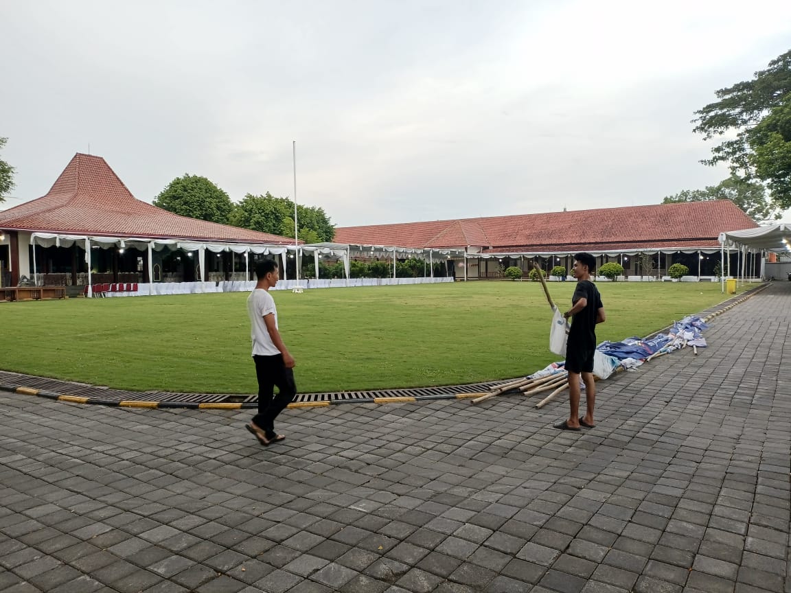 SIAP SAMBUT WARGA : Tenda dan kursi telah disiapkan untuk gelaran halalbihalal di Pendopo Kabumian.