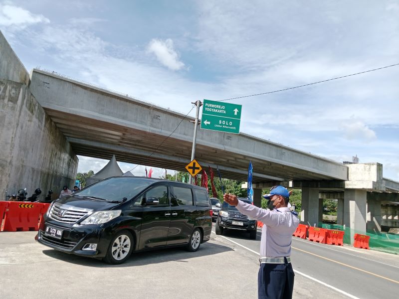 Kendaraan arus balik yang memasuki Tol Fungsional Tamanmartani, Sleman, Minggu (6/4).