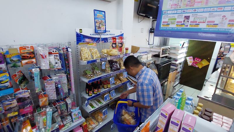 SIDAK: Wakil Bupati Kulon Progo Ambar Purwoko meninjau display produk UMKM di Tomira.