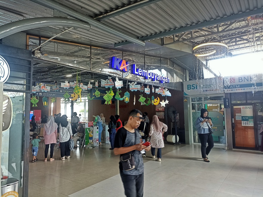 SIBUK: Suasana di pintu kedatangan Stasiun Lempuyangan, Kota Jogja, kemarin (7/4). Arus balik di stasiun Daop 6 Jogja masih padat, puluhan ribu penumpang diberangkatkan H+7 Lebaran.
