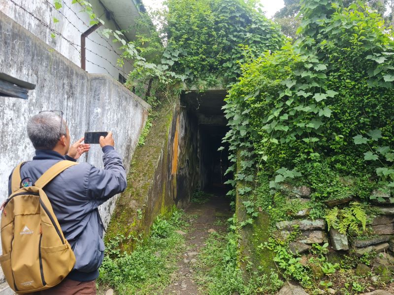 PENINGGALAN MASA KOLONIAL: Kondisi bunker di Jalan Doreng Timur, Kwarasan, Cacaban, Magelang Tengah yang tidak terawat.
