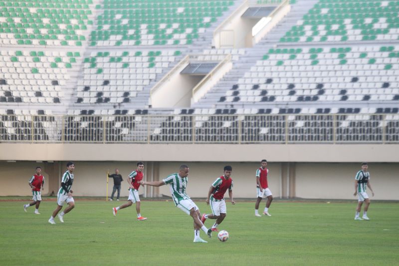 Pemain PSS Sleman menjalani latihan perdana di Stadion Maguwoharjo yang telah selesai direnovasi, Sleman Senin (7/4).