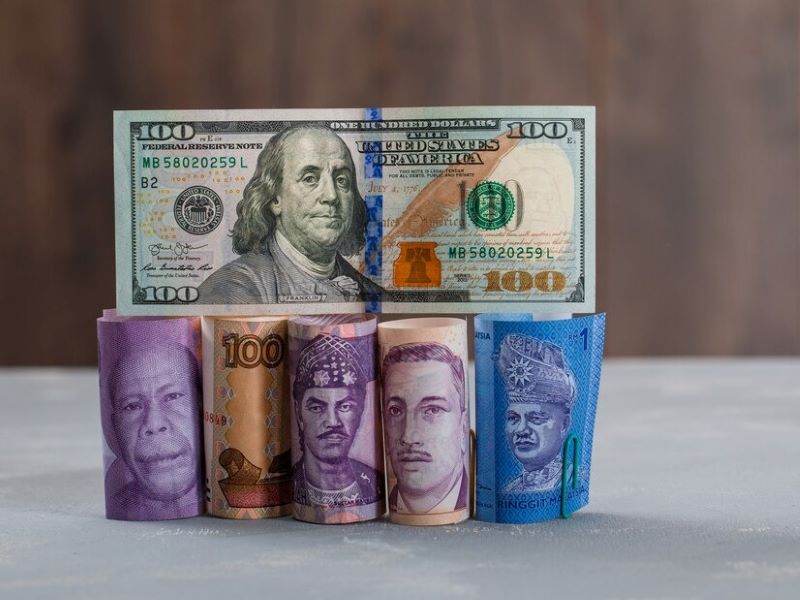 Ilustrasi uang dollar dan Indonesia rupiah.