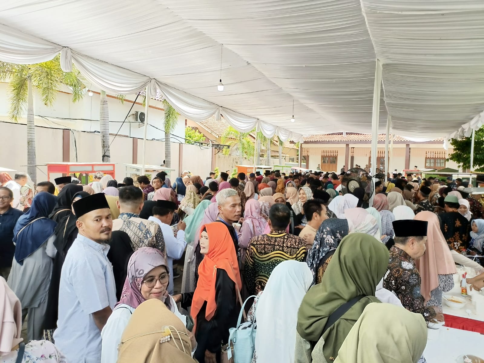 TUMPAH RUAH : Masyarakat antusias mengikuti halalbihalal bersama Bupati dan Wakil Bupati Kebumen di Pendopo Kabumian. Pertemuan itu juga dimanfaatkan untuk sekadar menikmati hidangan yang tersedia.