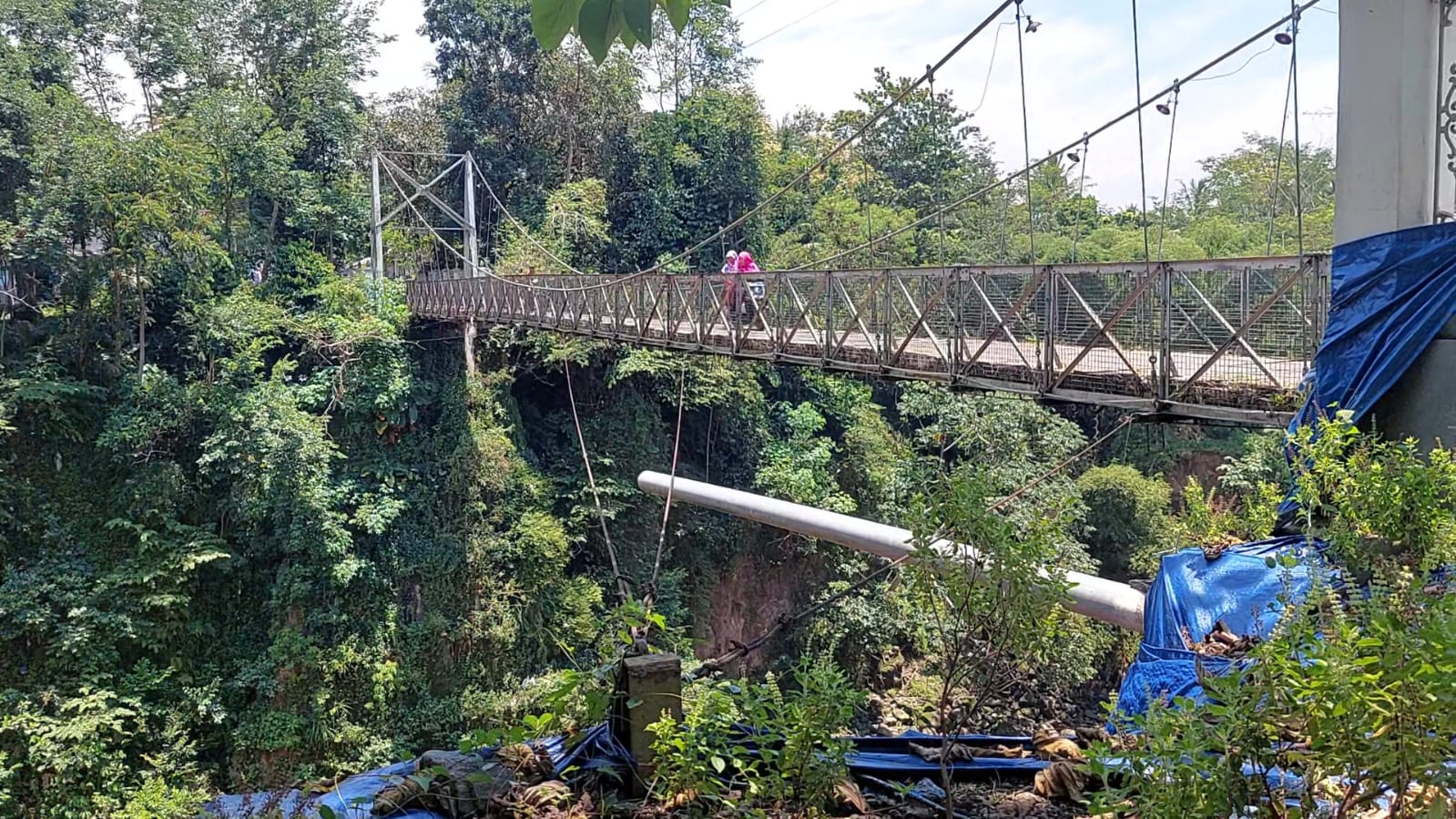 USANG: Jembatan Duwet mengalami kerusakan di bagian tebing sungai.