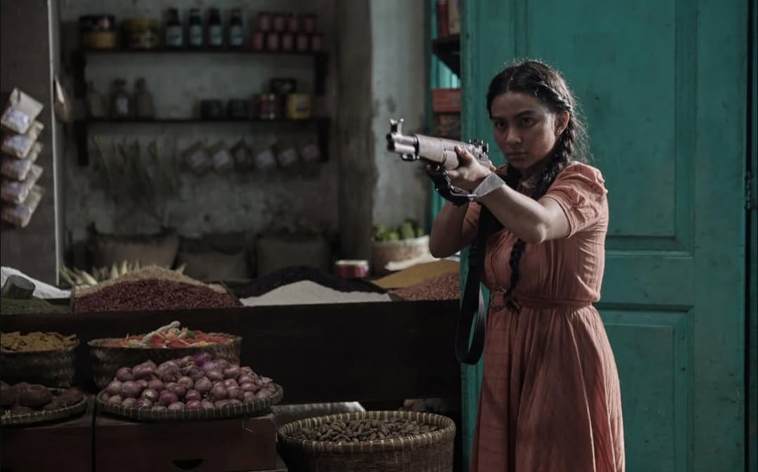 Ariel Tatum yang berperan sebagai Fatimah, seorang ibu rumah tangga tangguh tampak sangar dalam poster film Perang Kota.