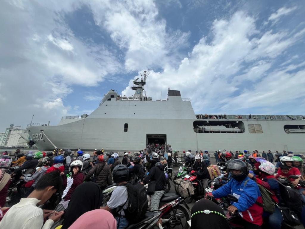 Kapal Perang TNI AL KRI Banjarmasin-592 yang mengangkut ribuan pemudik tiba di Pelabuhan Tanjung Emas, Semarang, Jawa Tengah, Jumat (28/3).