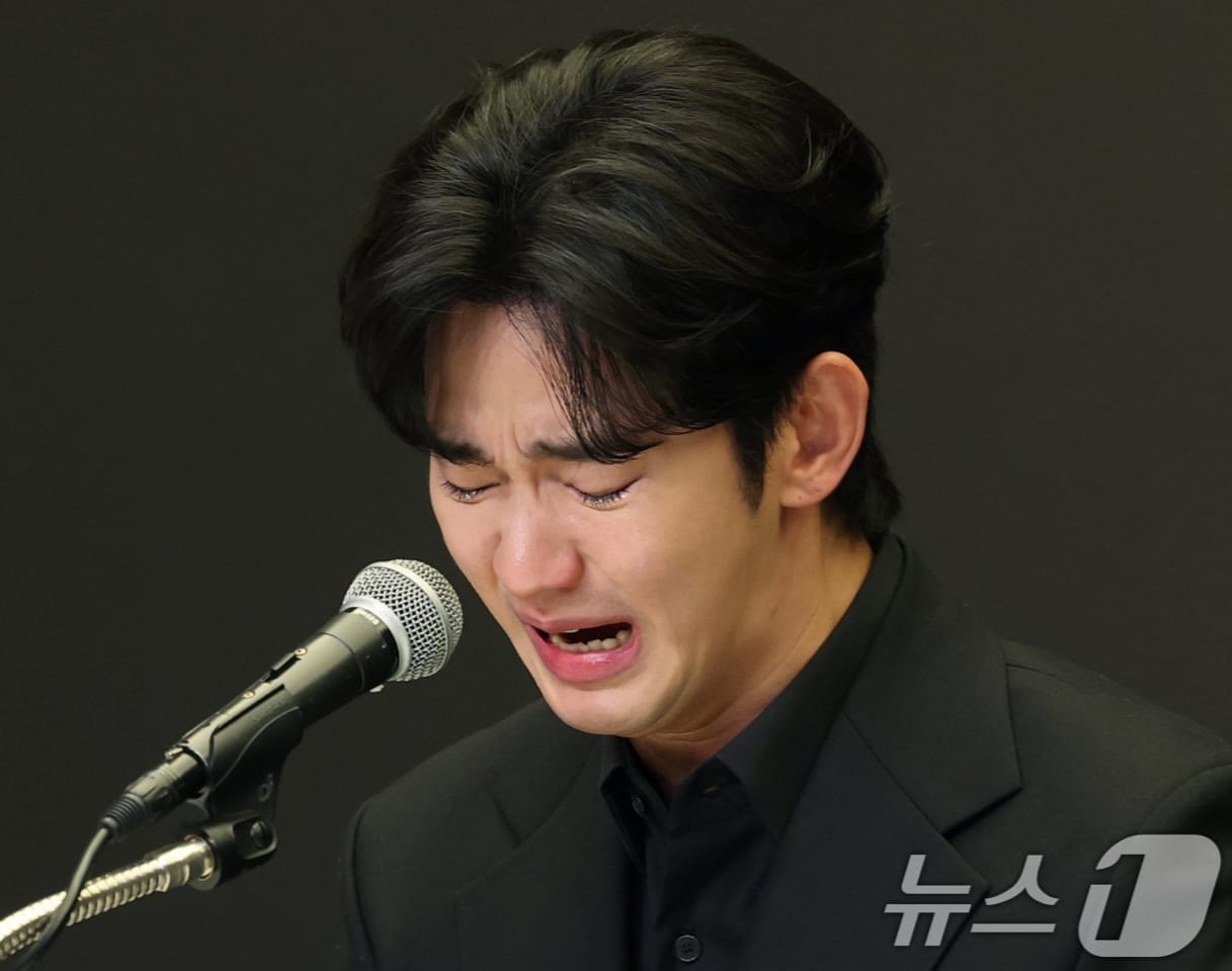 Konferensi pers Kim Soo Hyun pada Senin (31/3/2025). (X/@DreamersRadioID)