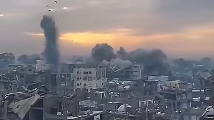 Situasi pengeboman yang mengakibatkan jenazah berterbangan di Gaza.
