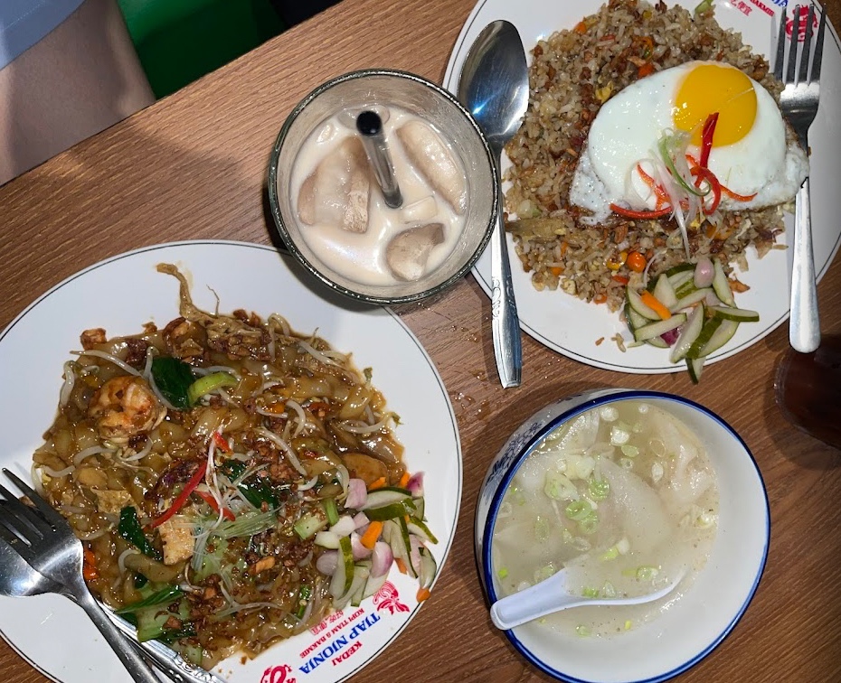 sajian menggiurkan kedai Tjap Njonja (Sumber: Google Photo by Metta Akdew)