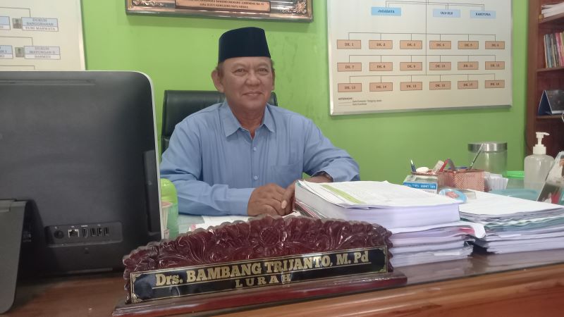 Lurah Murtigadi Bambang Trijanto yang pernah menjadi guru SMA Taruna Nusantara selama 24 tahun mengajar.
