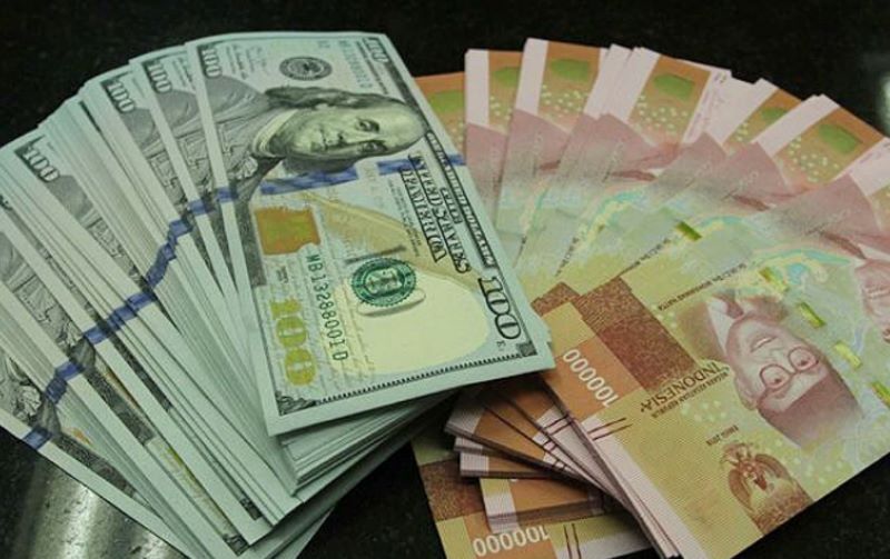 Uang dollar AS dan rupiah Indonesia. 