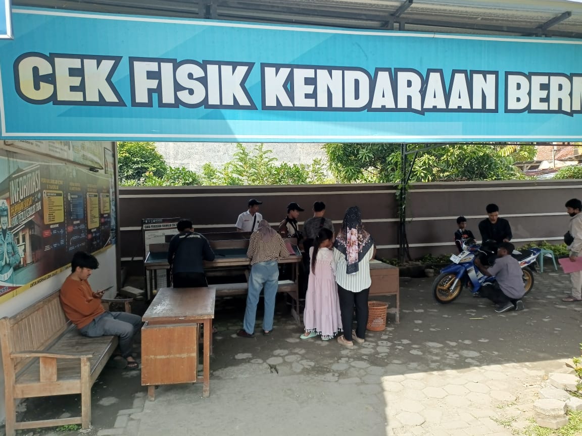 RAMAI : Masyarakat memadati Kantor Samsat Kebumen untuk memanfaatkan program diskon atau pemutihan pajak kendaraan bermotor. (M Hafied/Radar Jogja)