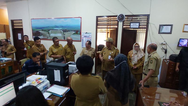 MENYAPA: Bupati dan Wabup Kulon Progo mengunjungi tempat pelayanan pubik Disdukcapil.&nbsp;