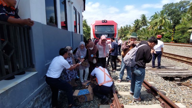 BERPINDAH: Penumpang Prameks berpindah ke gerbong kereta Prameks lain.&nbsp;