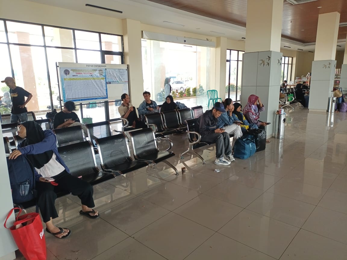 Ruang tunggu pemberangkatan di Terminal Tipe A Kebumen terpantau mulai sepi.