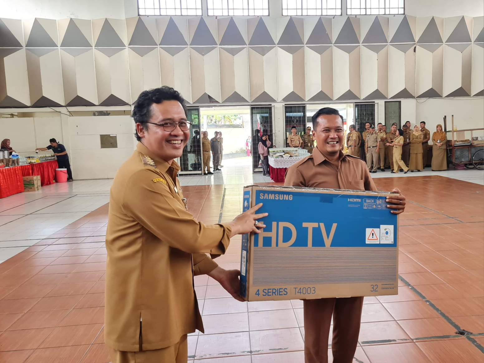 SIMBOLIS: Bupati Magelang Grengseng Pamuji memberikan hadiah kepada salah satu pegawai yang datang lebih awal, Selasa (8/4/2025).