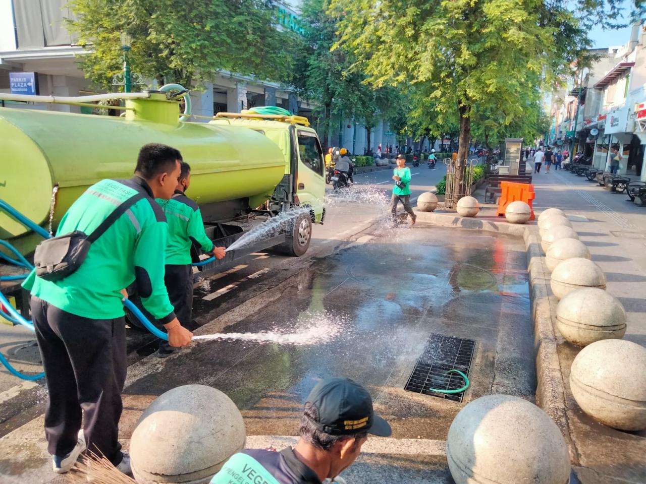 Petugas melakukan penyemprotan di tempat parkit andong di Malioboro